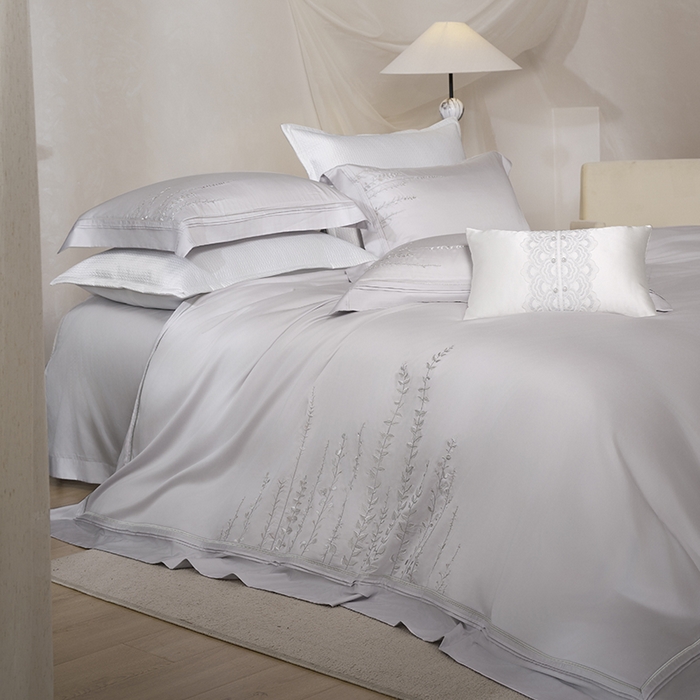 91家纺网 家纺一手货源 找家纺 诗黛尔 2025秋冬新款长绒棉绣花漫枝系列四件套 漫枝-浅云灰