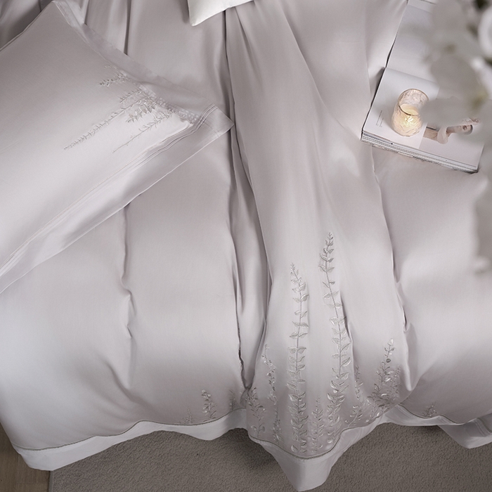 91家纺网 家纺一手货源 找家纺 诗黛尔 2025秋冬新款长绒棉绣花漫枝系列四件套 漫枝-浅云灰