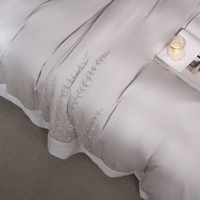 91家纺网 家纺一手货源 找家纺 诗黛尔 2025秋冬新款长绒棉绣花漫枝系列四件套 漫枝-浅云灰