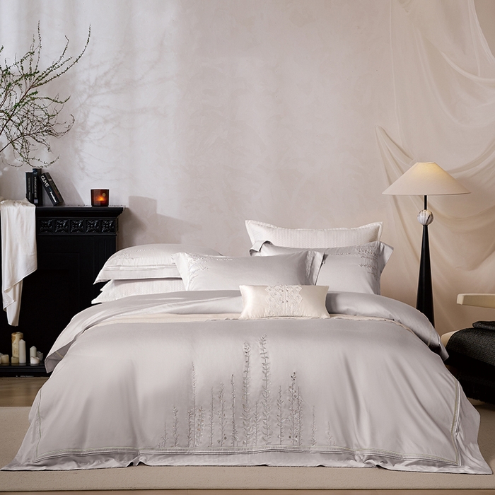 91家纺网 家纺一手货源 找家纺 诗黛尔 2025秋冬新款长绒棉绣花漫枝系列四件套 漫枝-浅云灰