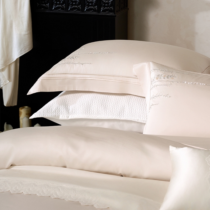 91家纺网 家纺一手货源 找家纺 诗黛尔 2025秋冬新款长绒棉绣花漫枝系列四件套 漫枝-云白