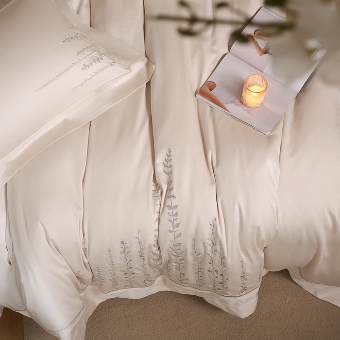 91家纺网 家纺一手货源 找家纺 诗黛尔 2025秋冬新款长绒棉绣花漫枝系列四件套 漫枝-云白