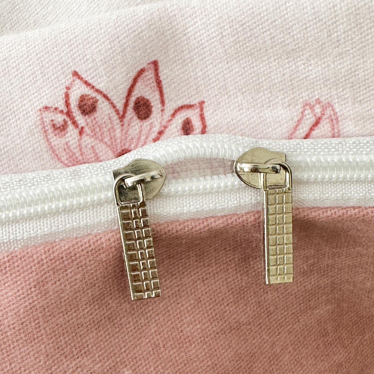 91家纺网 家纺一手货源 找家纺 幸嘉轩 2025新款全棉纯棉喷气加厚磨毛四件套-系列五墨鱼花茶