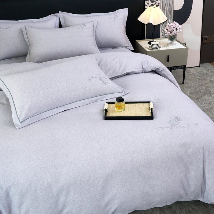 91家纺网 家纺一手货源 找家纺 三沁家居 2025新款全棉磨毛刺绣四件套-玫瑰物语 玫瑰物语-灰紫