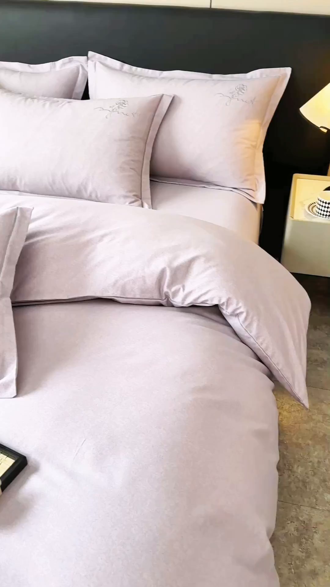 91家纺网 家纺一手货源 找家纺 三沁家居 2025新款全棉磨毛刺绣四件套-玫瑰物语 玫瑰物语-灰紫