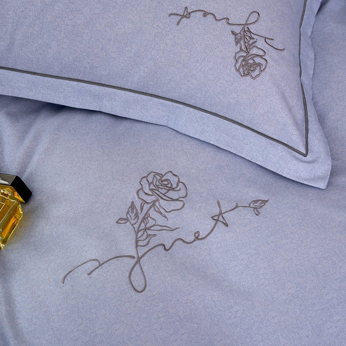 91家纺网 家纺一手货源 找家纺 三沁家居 2025新款全棉磨毛刺绣四件套-玫瑰物语 玫瑰物语-蓝灰