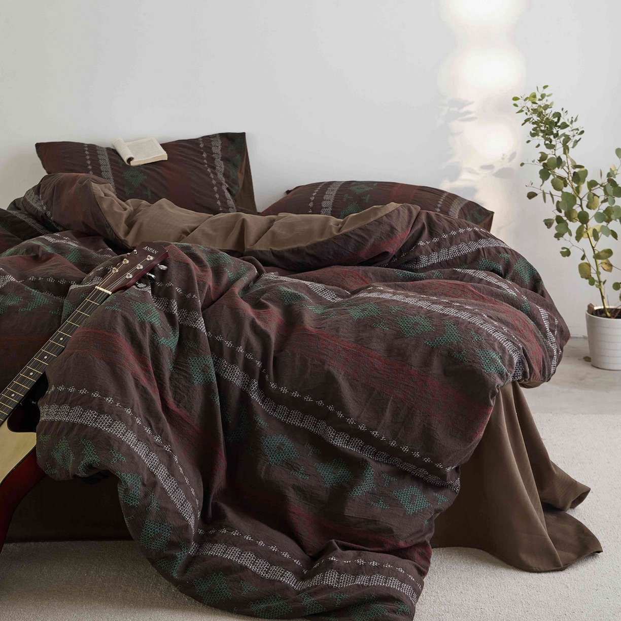 91家纺网 家纺一手货源 找家纺 （总）山舍家居 2025新款全棉纯棉特种彩纱针刺子提花四件套-费尔岛的故事-深巧棕