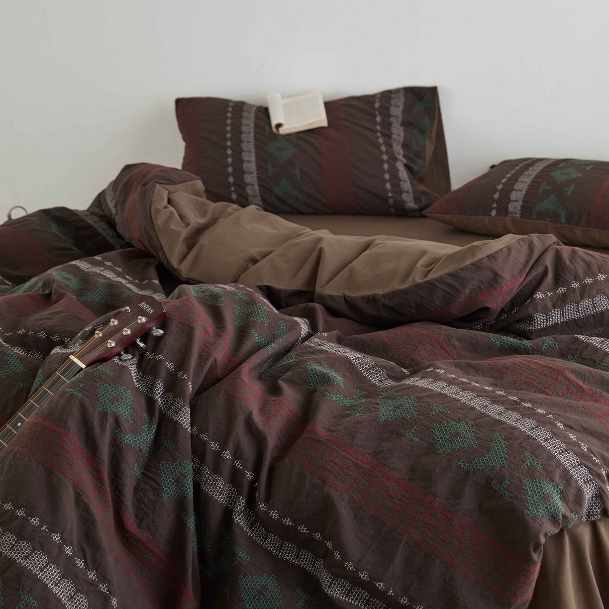 91家纺网 家纺一手货源 找家纺 （总）山舍家居 2025新款全棉纯棉特种彩纱针刺子提花四件套-费尔岛的故事-深巧棕