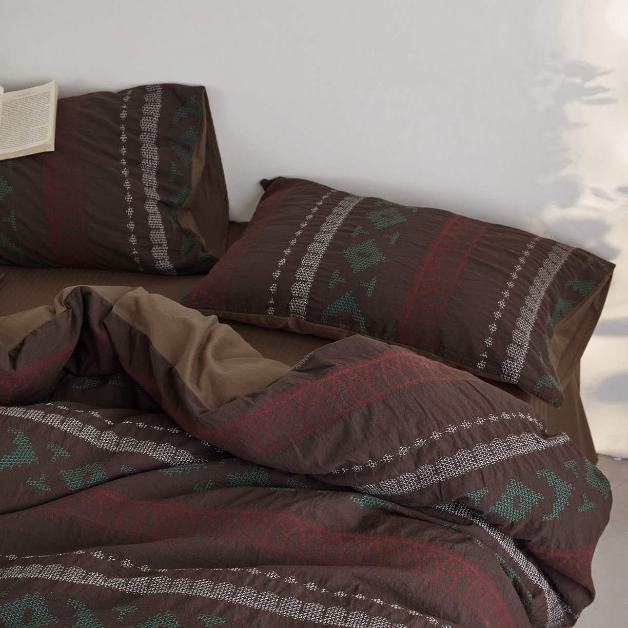 91家纺网 家纺一手货源 找家纺 （总）山舍家居 2025新款全棉纯棉特种彩纱针刺子提花四件套-费尔岛的故事-深巧棕