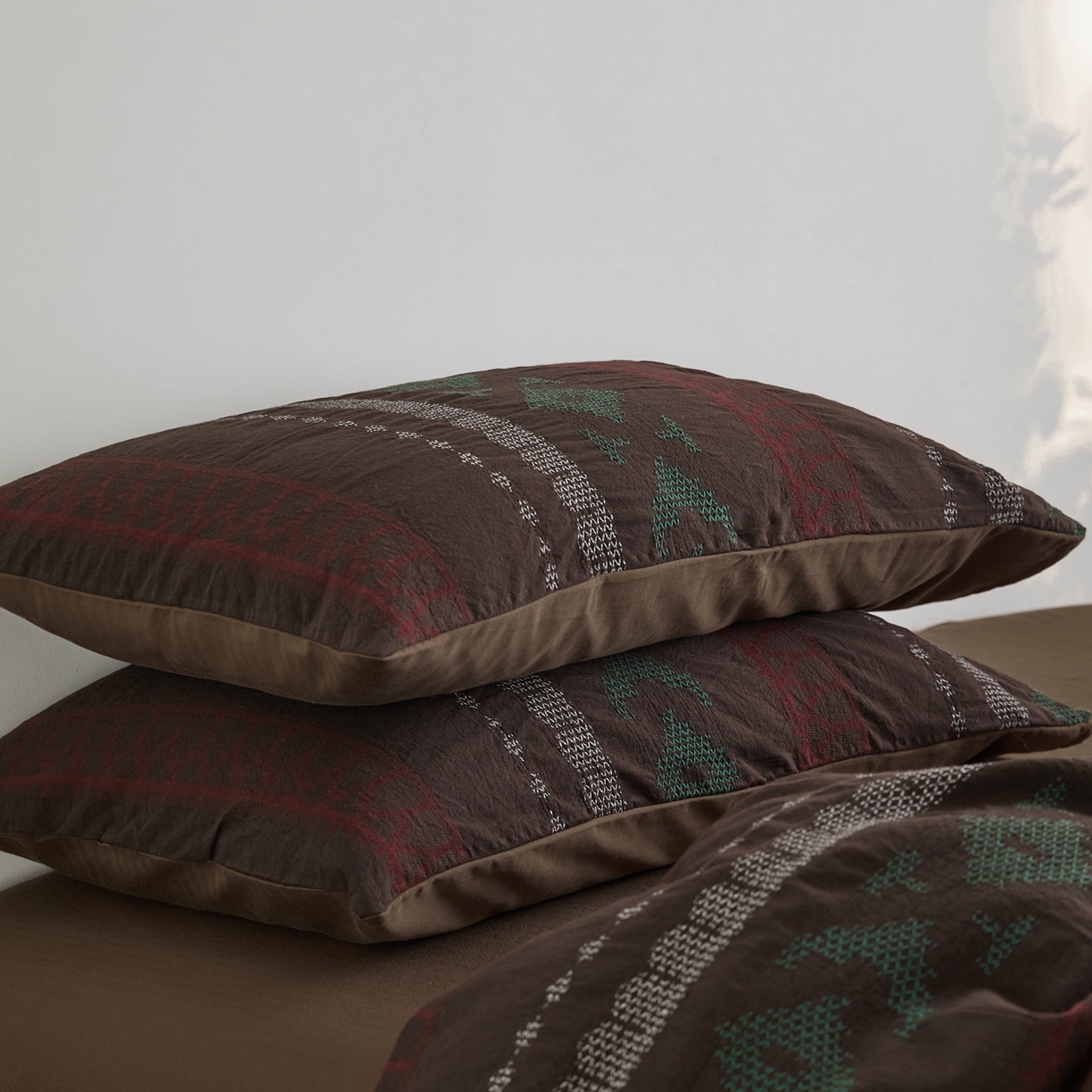 91家纺网 家纺一手货源 找家纺 （总）山舍家居 2025新款全棉纯棉特种彩纱针刺子提花四件套-费尔岛的故事-深巧棕