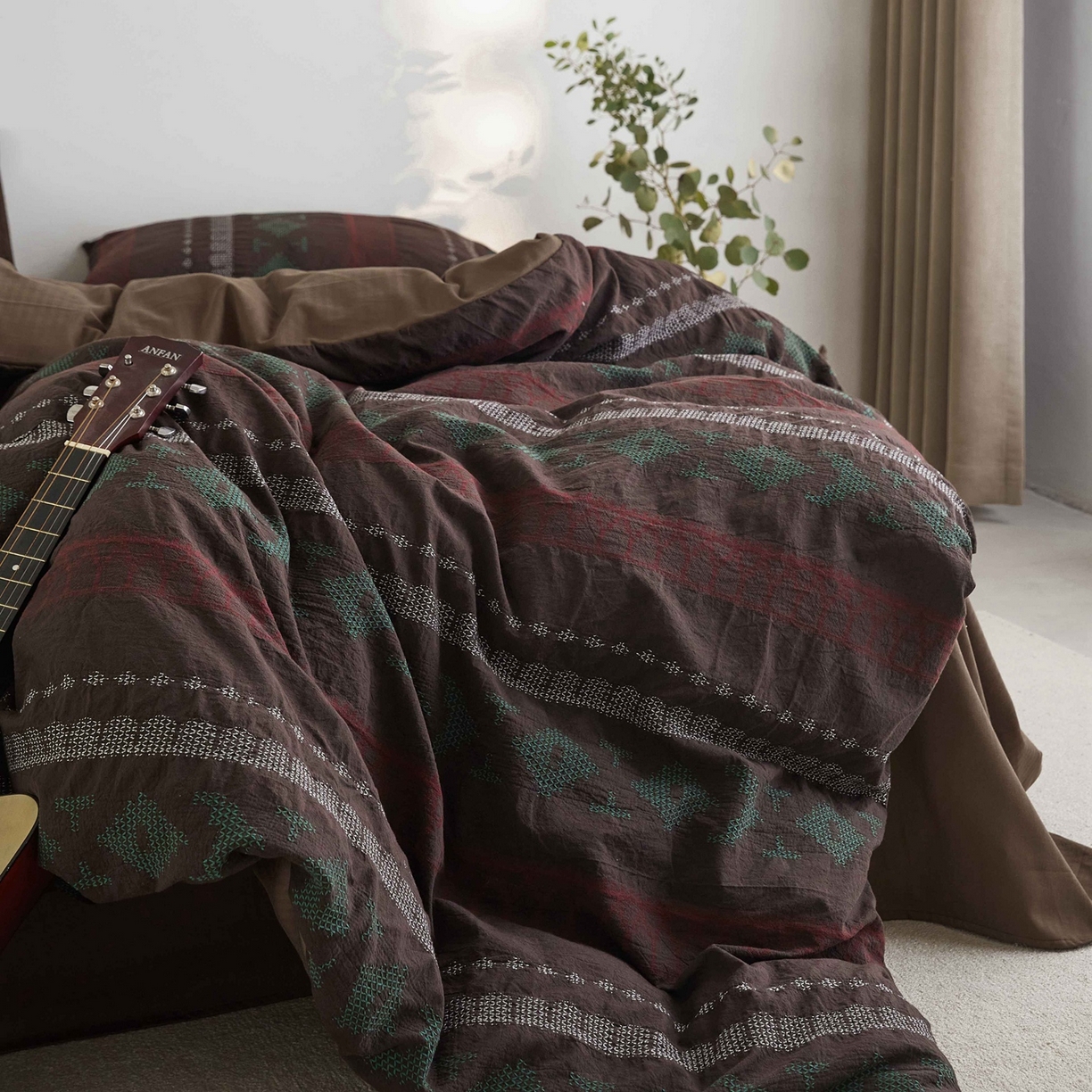 91家纺网 家纺一手货源 找家纺 （总）山舍家居 2025新款全棉纯棉特种彩纱针刺子提花四件套-费尔岛的故事-深巧棕