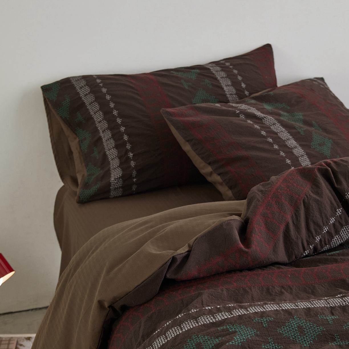 91家纺网 家纺一手货源 找家纺 （总）山舍家居 2025新款全棉纯棉特种彩纱针刺子提花四件套-费尔岛的故事-深巧棕