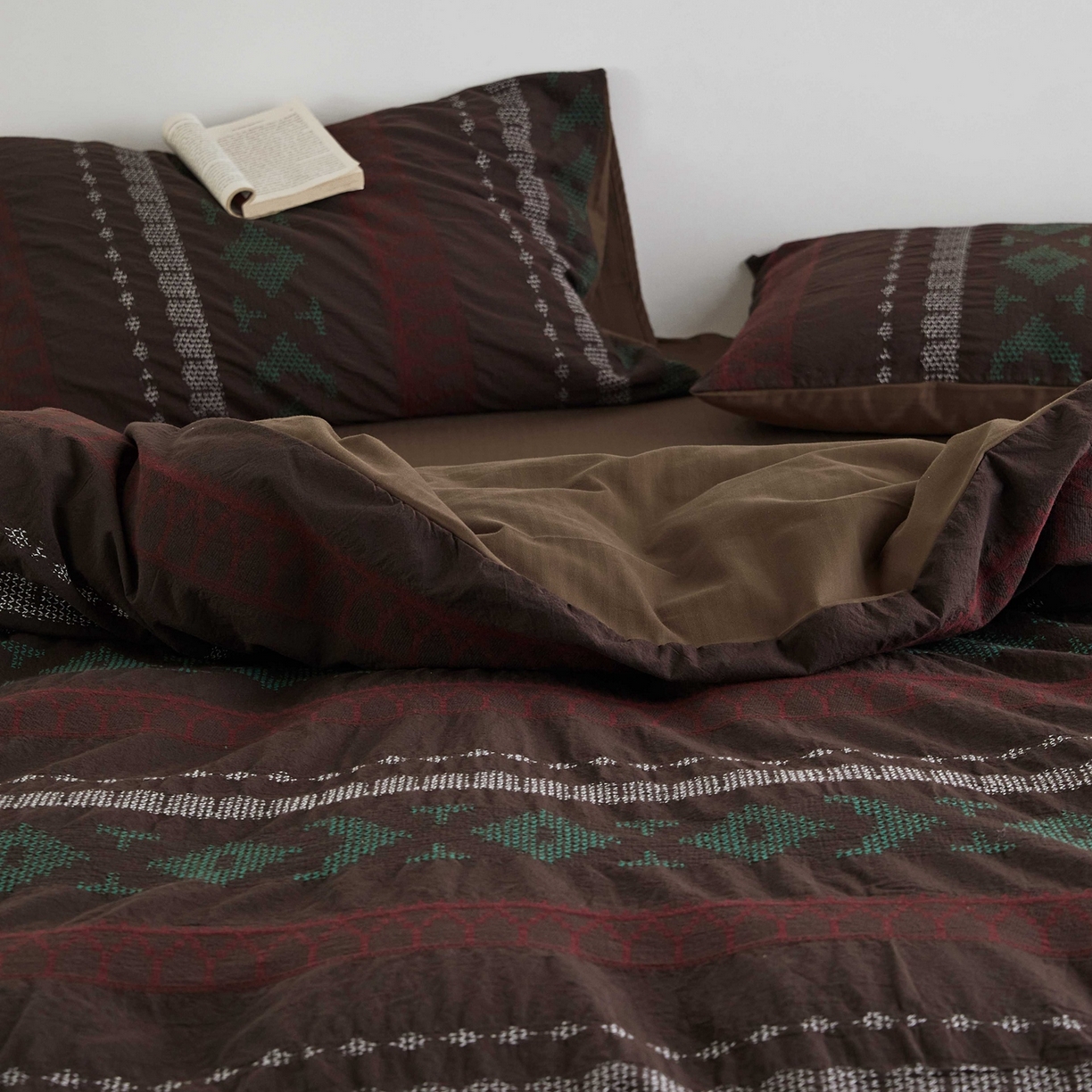 91家纺网 家纺一手货源 找家纺 （总）山舍家居 2025新款全棉纯棉特种彩纱针刺子提花四件套-费尔岛的故事-深巧棕