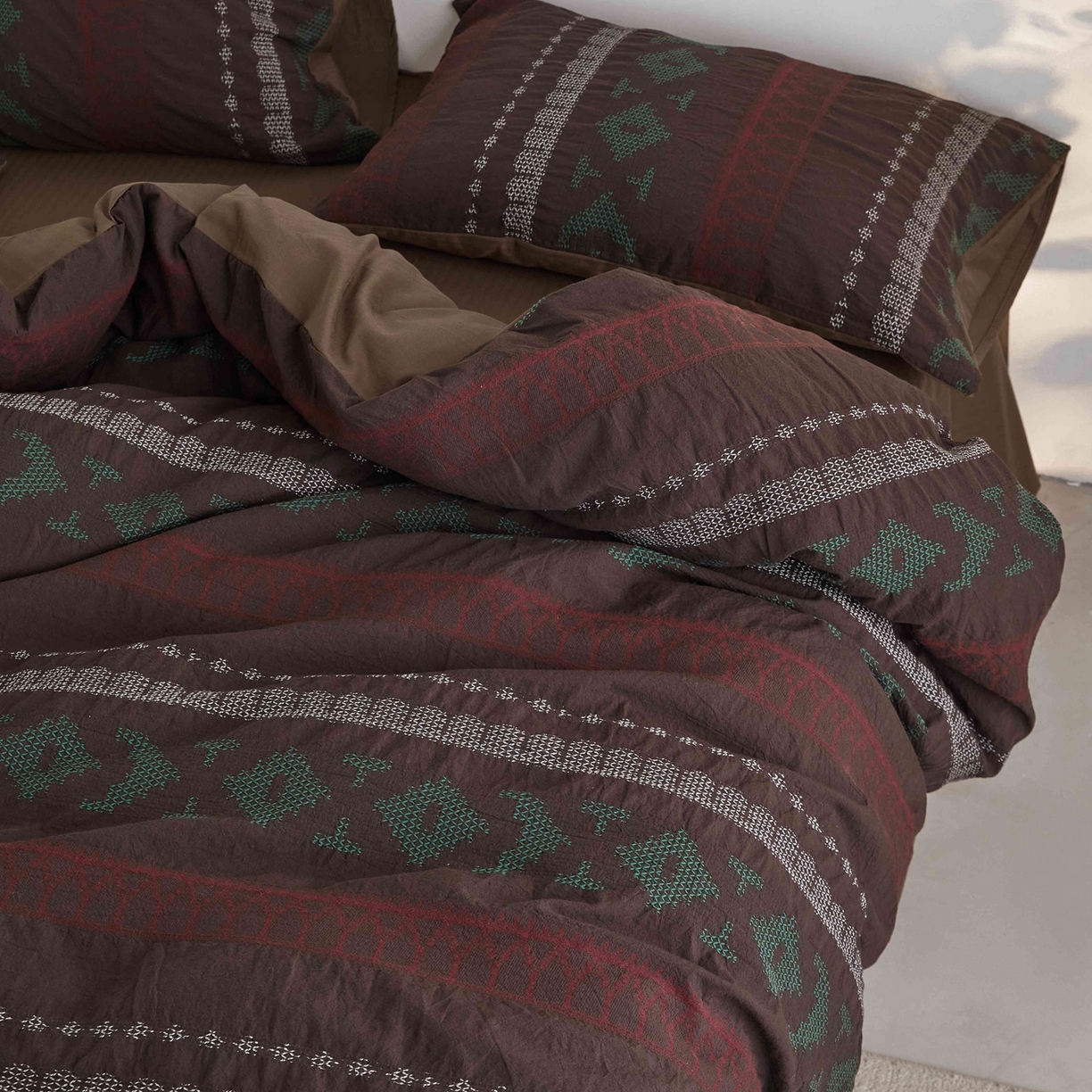 91家纺网 家纺一手货源 找家纺 （总）山舍家居 2025新款全棉纯棉特种彩纱针刺子提花四件套-费尔岛的故事-深巧棕