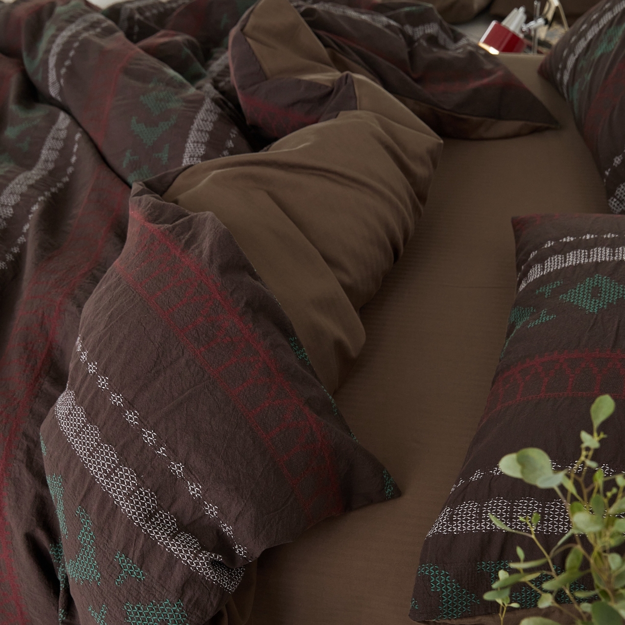 91家纺网 家纺一手货源 找家纺 （总）山舍家居 2025新款全棉纯棉特种彩纱针刺子提花四件套-费尔岛的故事-深巧棕