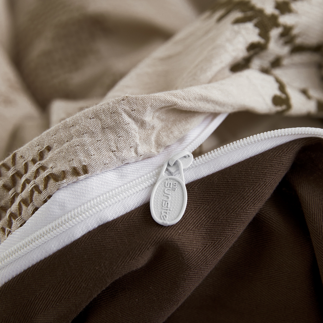 91家纺网 家纺一手货源 找家纺 （总）山舍家居 2025新款全棉纯棉特种彩纱针刺子提花四件套-费尔岛的故事-卡其棕