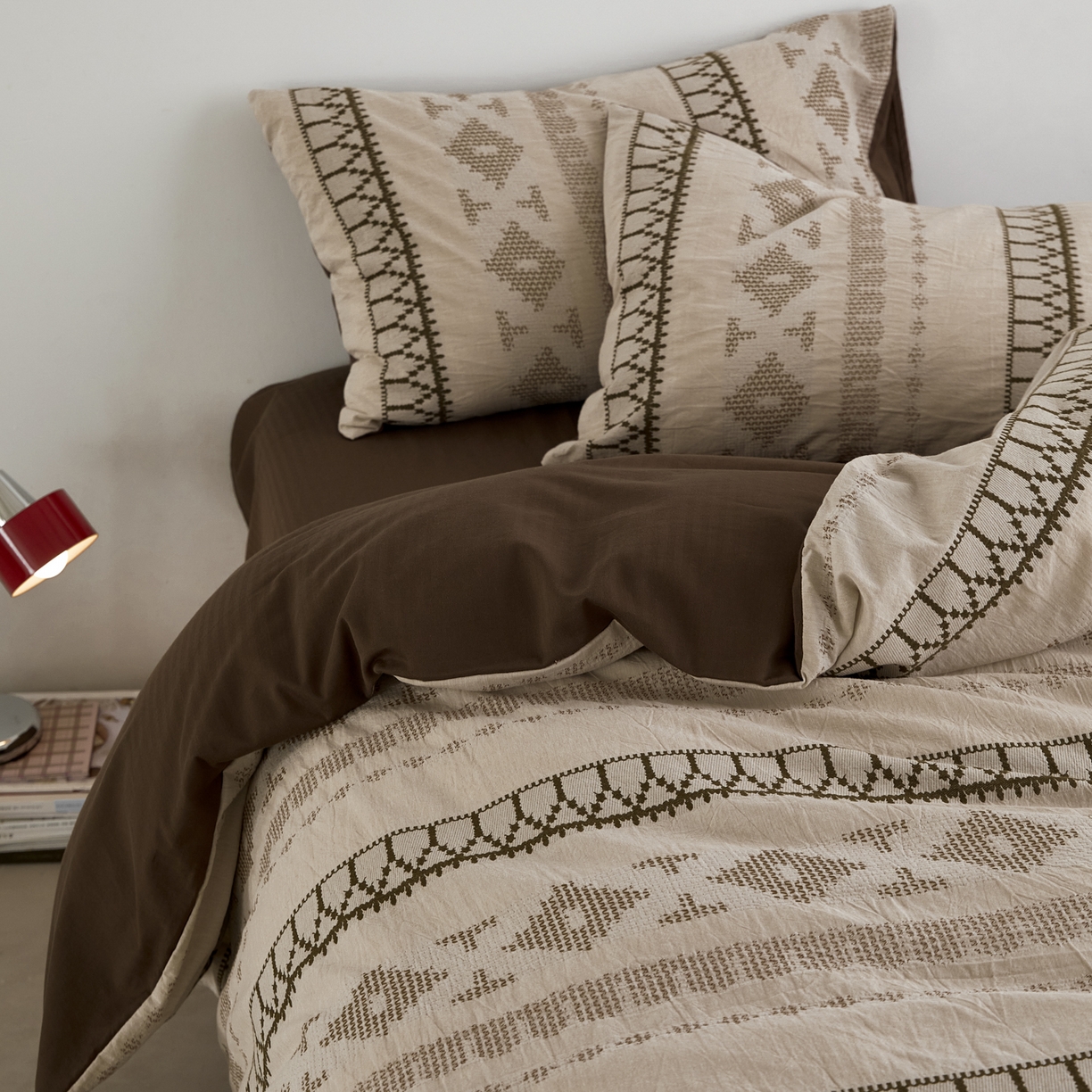 91家纺网 家纺一手货源 找家纺 （总）山舍家居 2025新款全棉纯棉特种彩纱针刺子提花四件套-费尔岛的故事-卡其棕