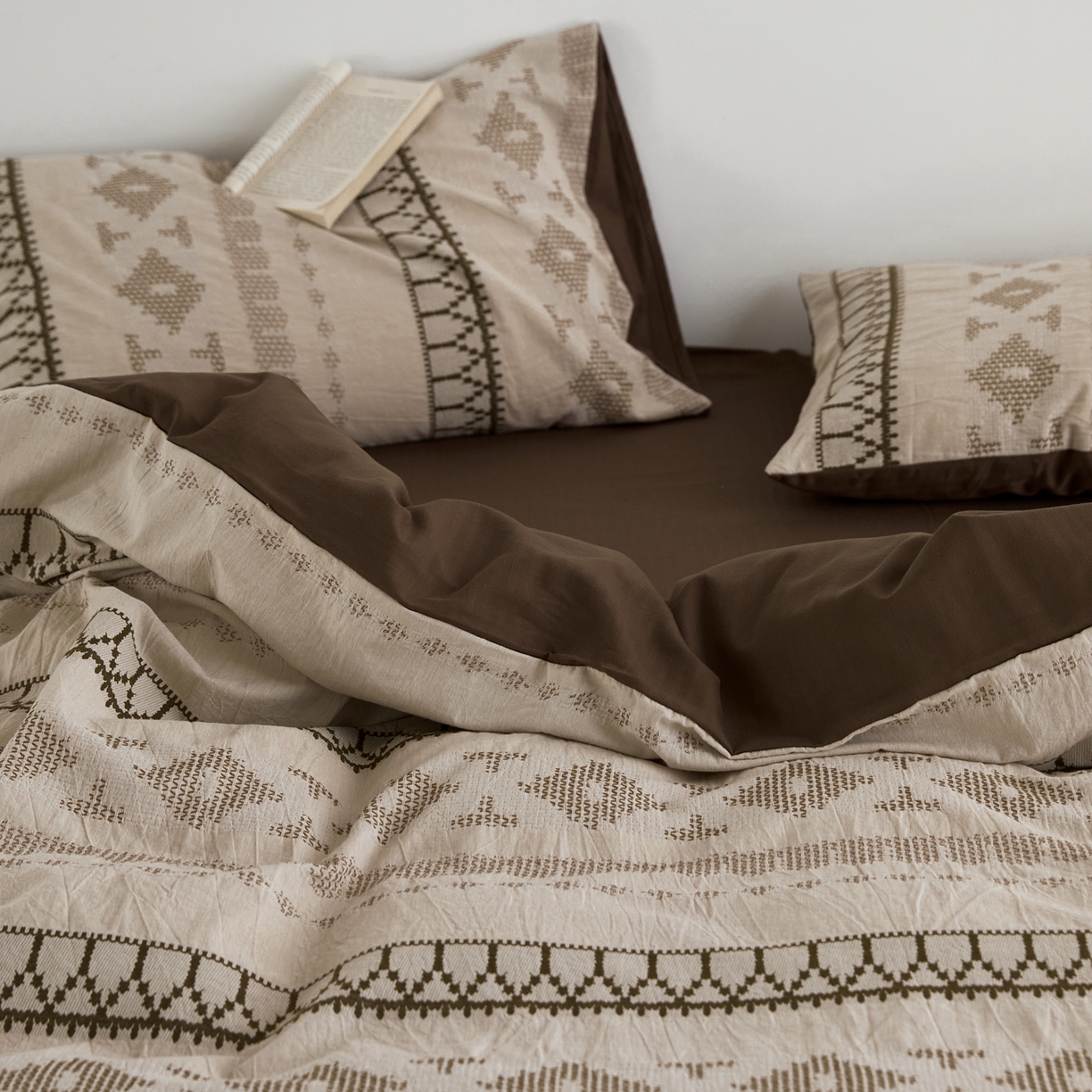 91家纺网 家纺一手货源 找家纺 （总）山舍家居 2025新款全棉纯棉特种彩纱针刺子提花四件套-费尔岛的故事-卡其棕