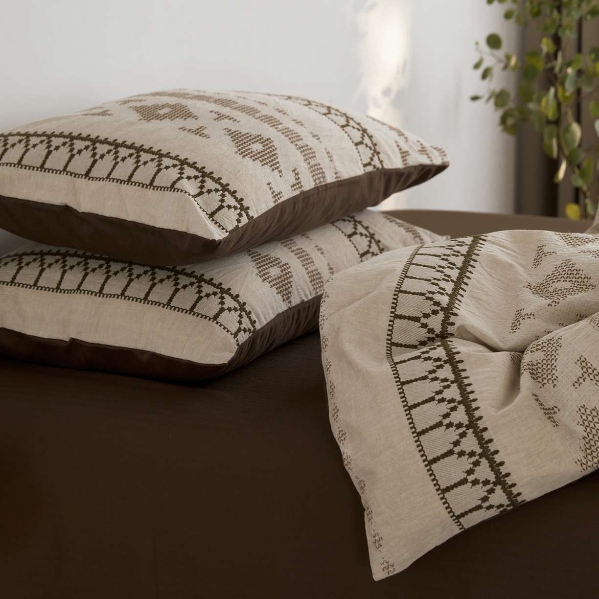 91家纺网 家纺一手货源 找家纺 （总）山舍家居 2025新款全棉纯棉特种彩纱针刺子提花四件套-费尔岛的故事-卡其棕