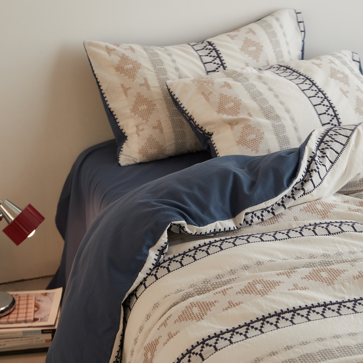 91家纺网 家纺一手货源 找家纺 （总）山舍家居 2025新款全棉纯棉特种彩纱针刺子提花四件套-费尔岛的故事-晴空蓝