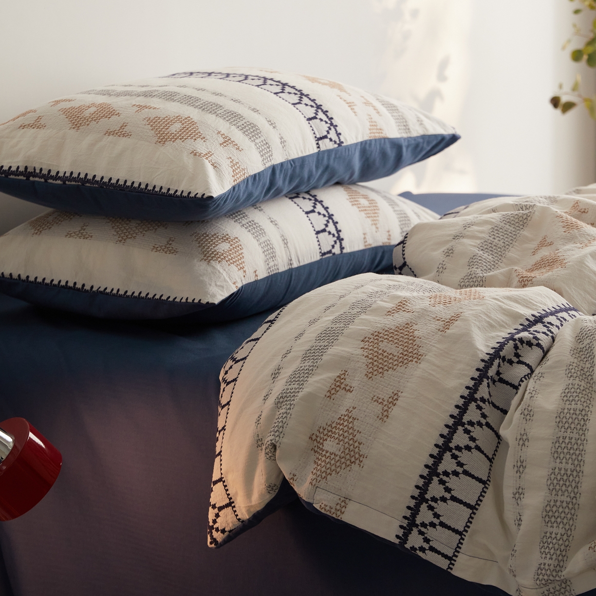 91家纺网 家纺一手货源 找家纺 （总）山舍家居 2025新款全棉纯棉特种彩纱针刺子提花四件套-费尔岛的故事-晴空蓝