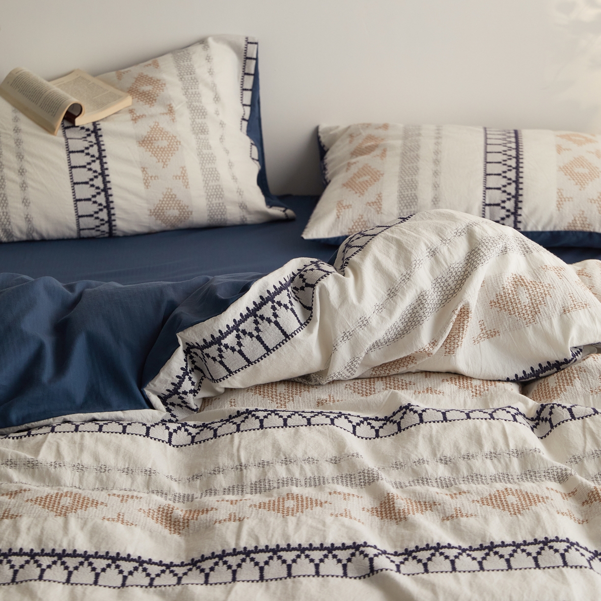 91家纺网 家纺一手货源 找家纺 （总）山舍家居 2025新款全棉纯棉特种彩纱针刺子提花四件套-费尔岛的故事-晴空蓝