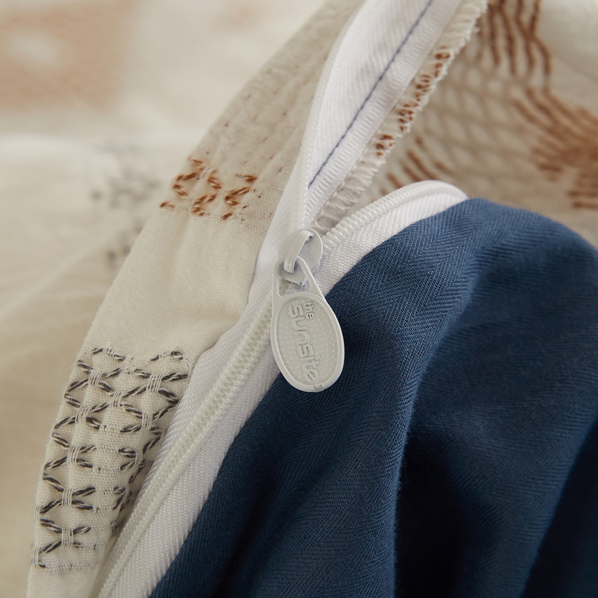 91家纺网 家纺一手货源 找家纺 （总）山舍家居 2025新款全棉纯棉特种彩纱针刺子提花四件套-费尔岛的故事-晴空蓝