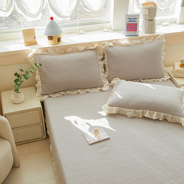 91家纺网 家纺一手货源 找家纺 源舜家纺 2026新款天丝棉麻莱赛尔莫代尔天丝棉米粒绣床盖三件套 米粒-灰