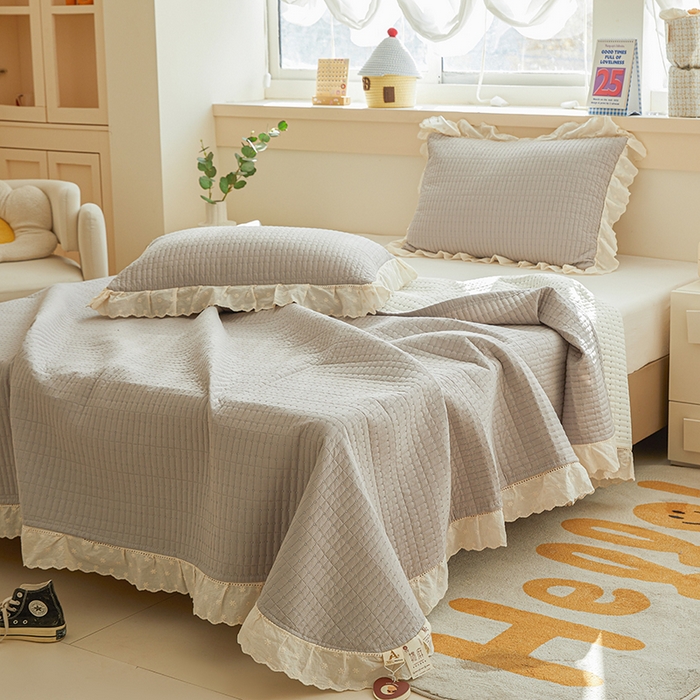 91家纺网 家纺一手货源 找家纺 源舜家纺 2026新款天丝棉麻莱赛尔莫代尔天丝棉米粒绣床盖三件套 米粒-灰