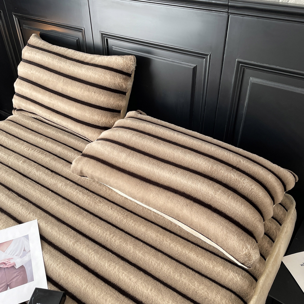 91家纺网 家纺一手货源 找家纺 （总）库里梦家纺 2025新款美拉德托卡斯獭兔毛绒床笠三件套