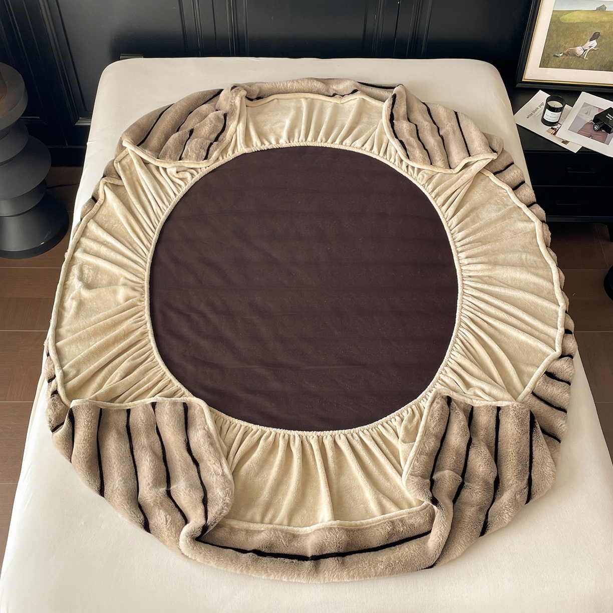 91家纺网 家纺一手货源 找家纺 （总）库里梦家纺 2025新款美拉德托卡斯獭兔毛绒床笠三件套