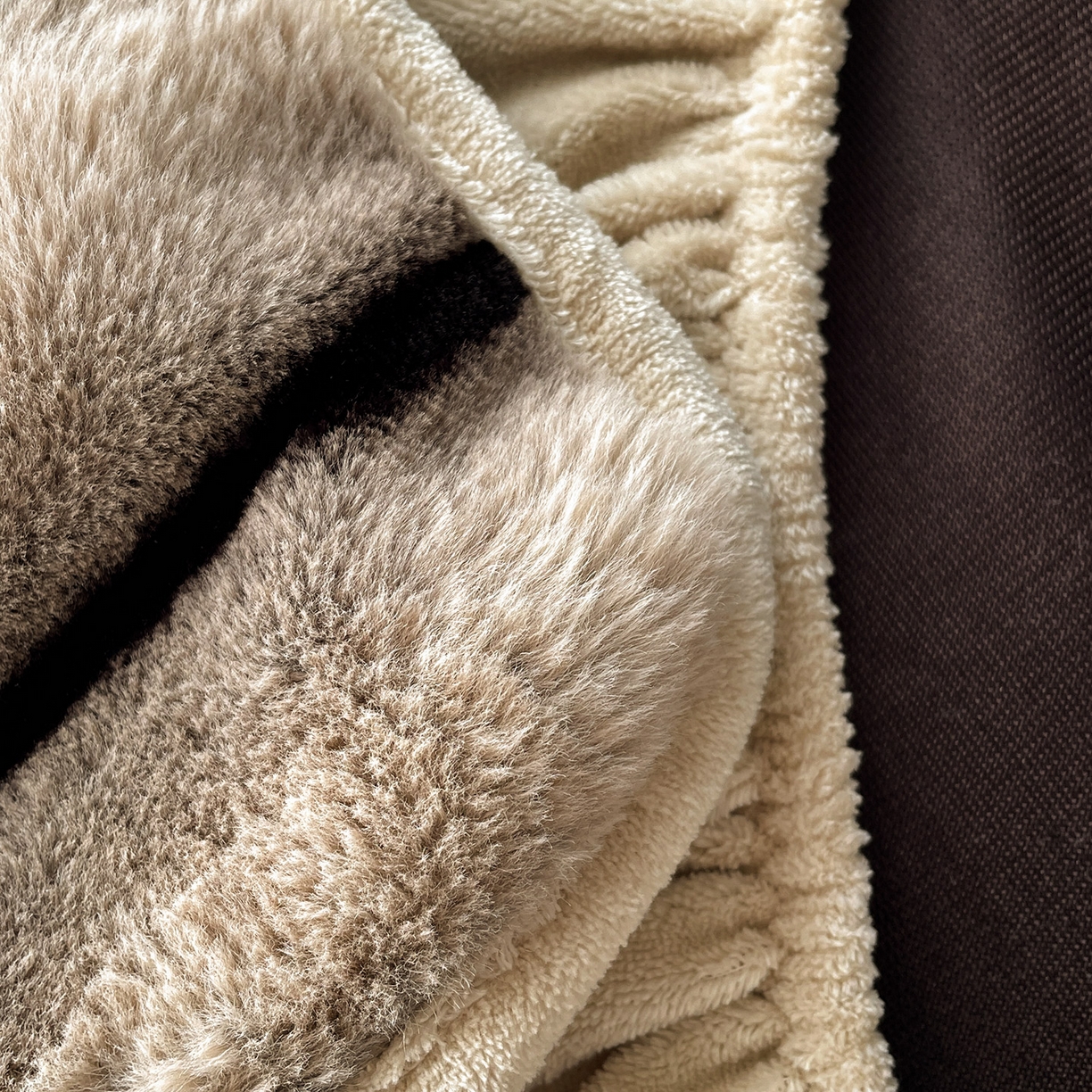 91家纺网 家纺一手货源 找家纺 （总）库里梦家纺 2025新款美拉德托卡斯獭兔毛绒床笠三件套