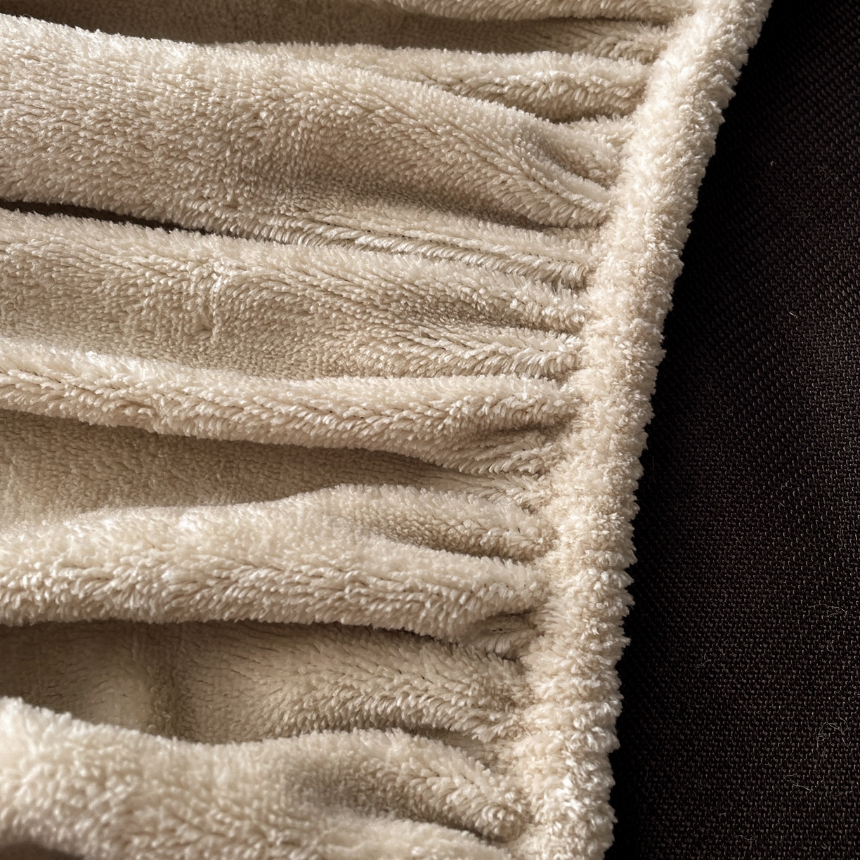 91家纺网 家纺一手货源 找家纺 （总）库里梦家纺 2025新款美拉德托卡斯獭兔毛绒床笠三件套