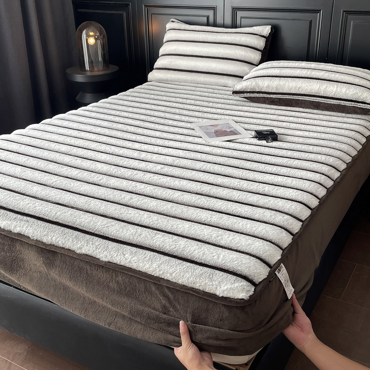 91家纺网 家纺一手货源 找家纺 （总）库里梦家纺 2025新款美拉德托卡斯獭兔毛绒床笠三件套