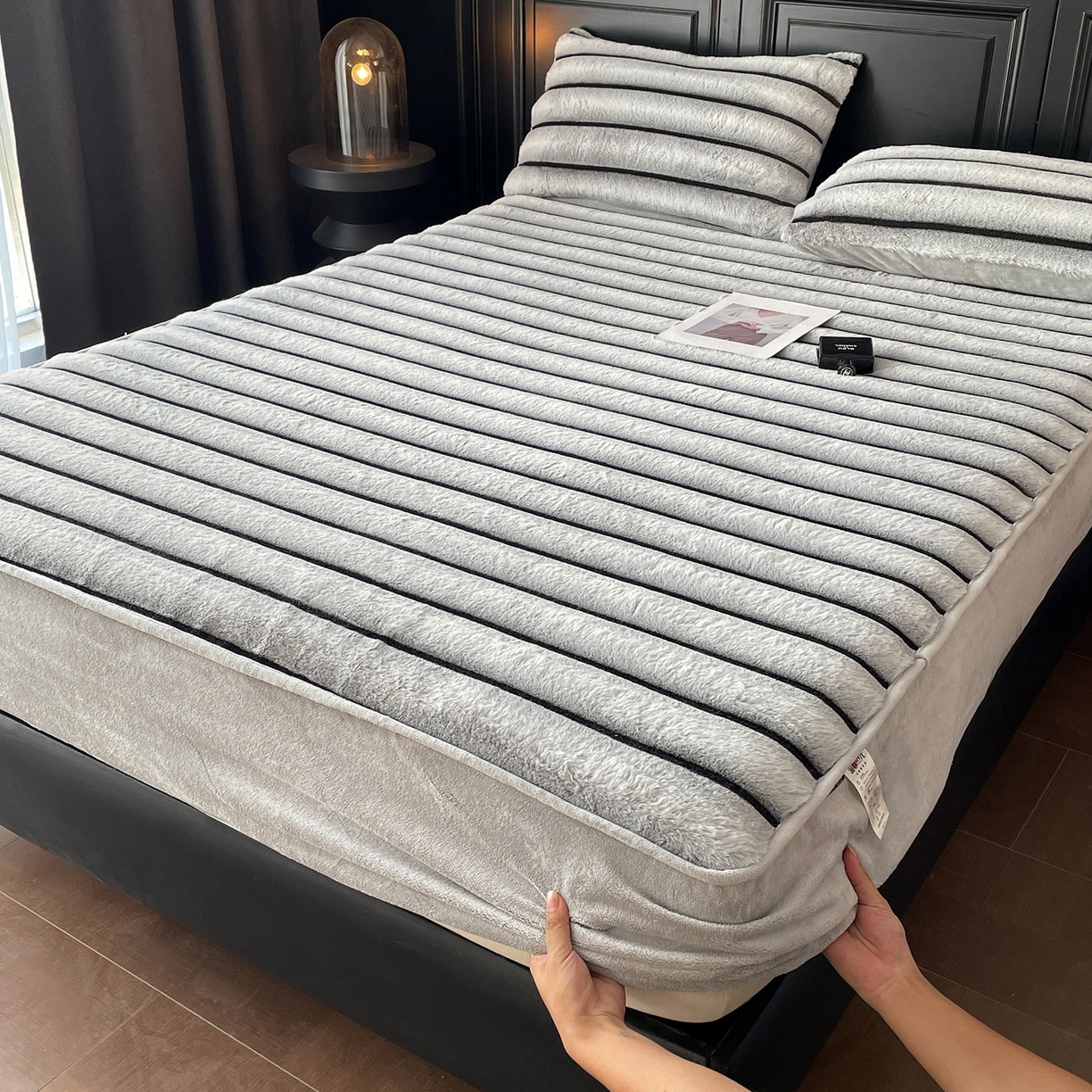 91家纺网 家纺一手货源 找家纺 库里梦家纺 2025新款美拉德托卡斯獭兔毛绒床笠三件套 条纹-浅灰