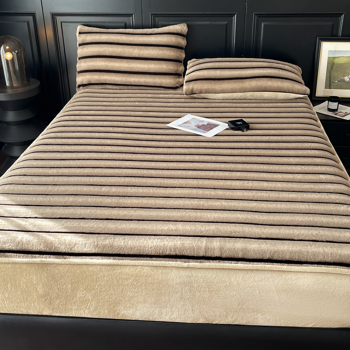 91家纺网 家纺一手货源 找家纺 库里梦家纺 2025新款美拉德托卡斯獭兔毛绒床笠三件套 条纹-卡其