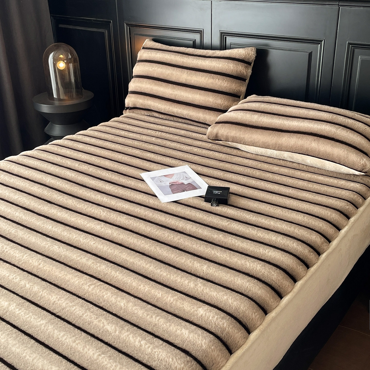 91家纺网 家纺一手货源 找家纺 库里梦家纺 2025新款美拉德托卡斯獭兔毛绒床笠三件套 条纹-卡其