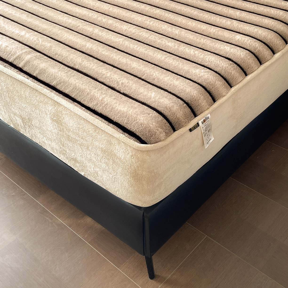 91家纺网 家纺一手货源 找家纺 库里梦家纺 2025新款美拉德托卡斯獭兔毛绒床笠三件套 条纹-卡其