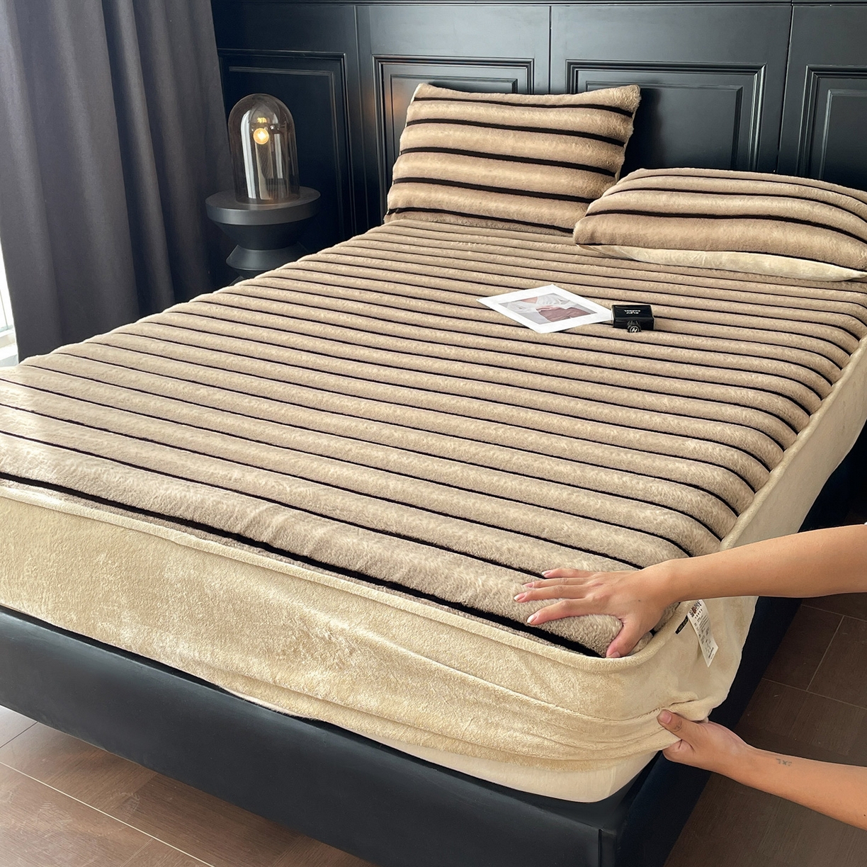 91家纺网 家纺一手货源 找家纺 库里梦家纺 2025新款美拉德托卡斯獭兔毛绒床笠三件套 条纹-卡其