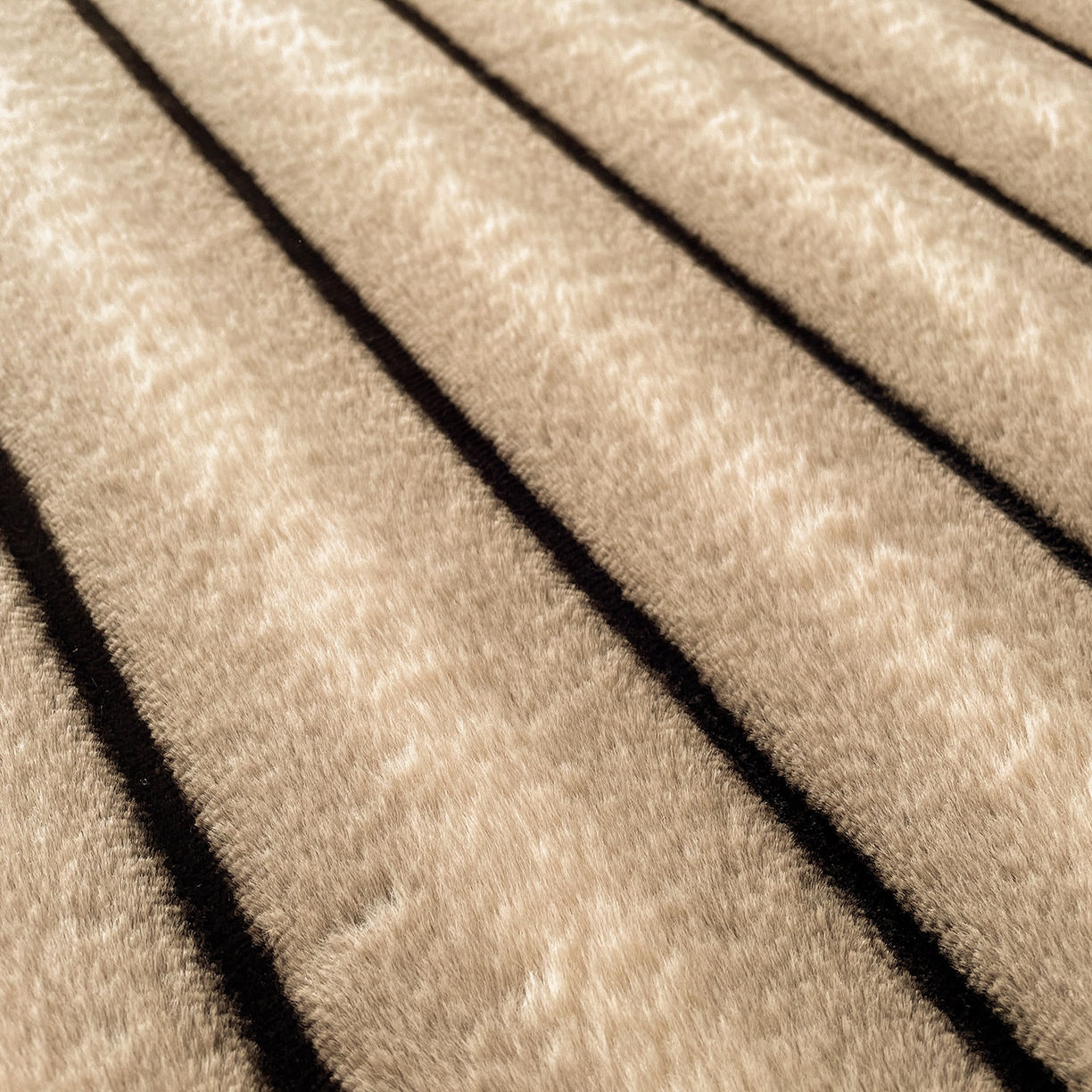 91家纺网 家纺一手货源 找家纺 库里梦家纺 2025新款美拉德托卡斯獭兔毛绒床笠三件套 条纹-卡其