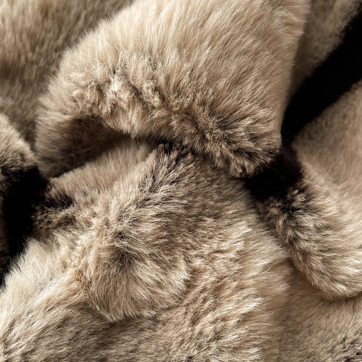 91家纺网 家纺一手货源 找家纺 库里梦家纺 2025新款美拉德托卡斯獭兔毛绒床笠三件套 条纹-卡其