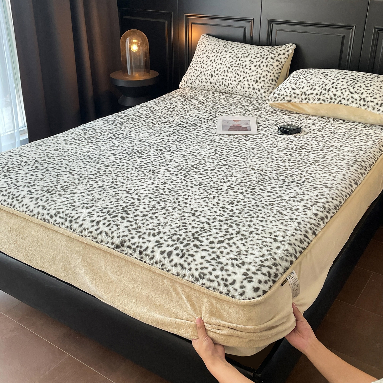 库里梦家纺 2025新款美拉德托卡斯獭兔毛绒床笠三件套 豹点-白