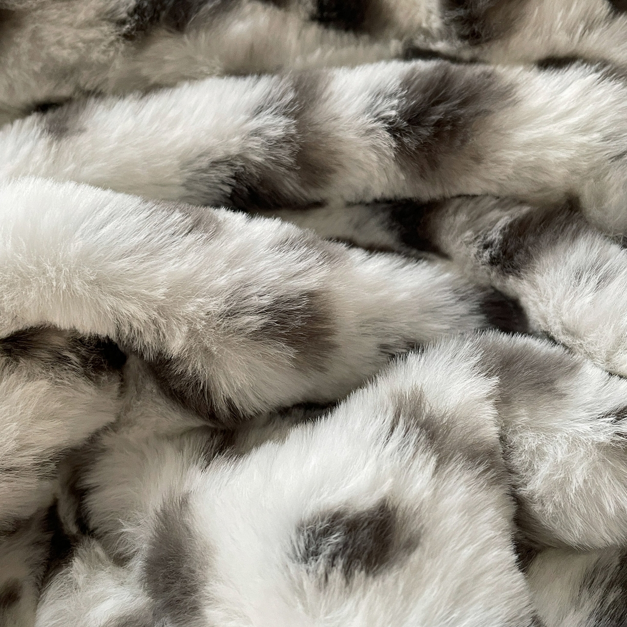 91家纺网 家纺一手货源 找家纺 库里梦家纺 2025新款美拉德托卡斯獭兔毛绒床笠三件套 豹点-白