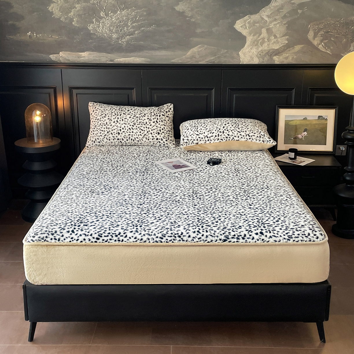 91家纺网 家纺一手货源 找家纺 库里梦家纺 2025新款美拉德托卡斯獭兔毛绒床笠三件套 豹点-白