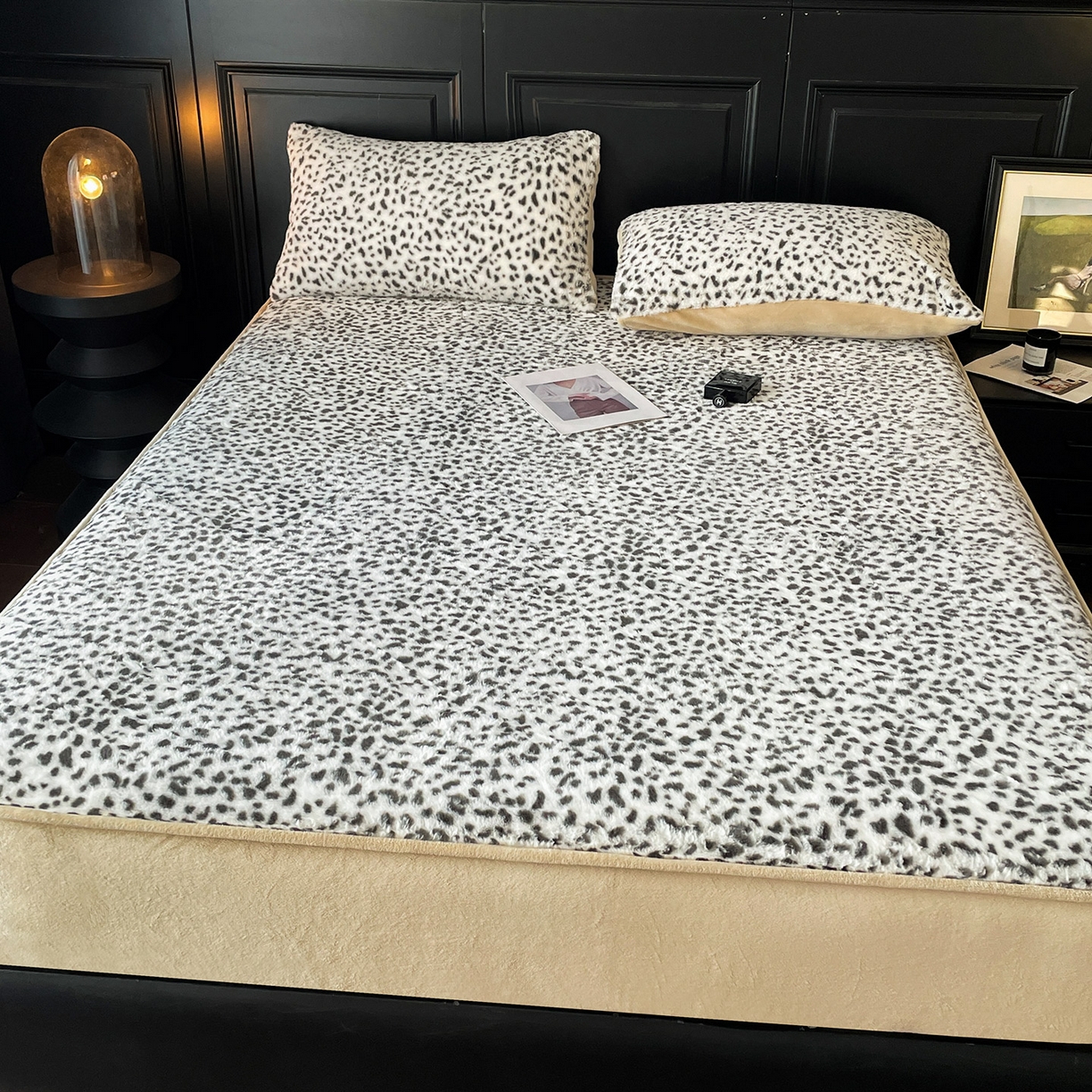 91家纺网 家纺一手货源 找家纺 库里梦家纺 2025新款美拉德托卡斯獭兔毛绒床笠三件套 豹点-白