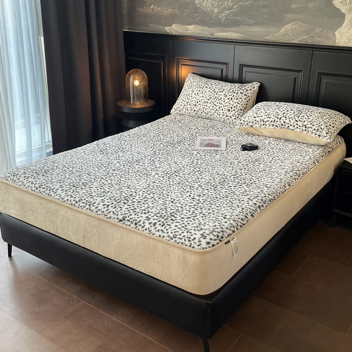 91家纺网 家纺一手货源 找家纺 库里梦家纺 2025新款美拉德托卡斯獭兔毛绒床笠三件套 豹点-白