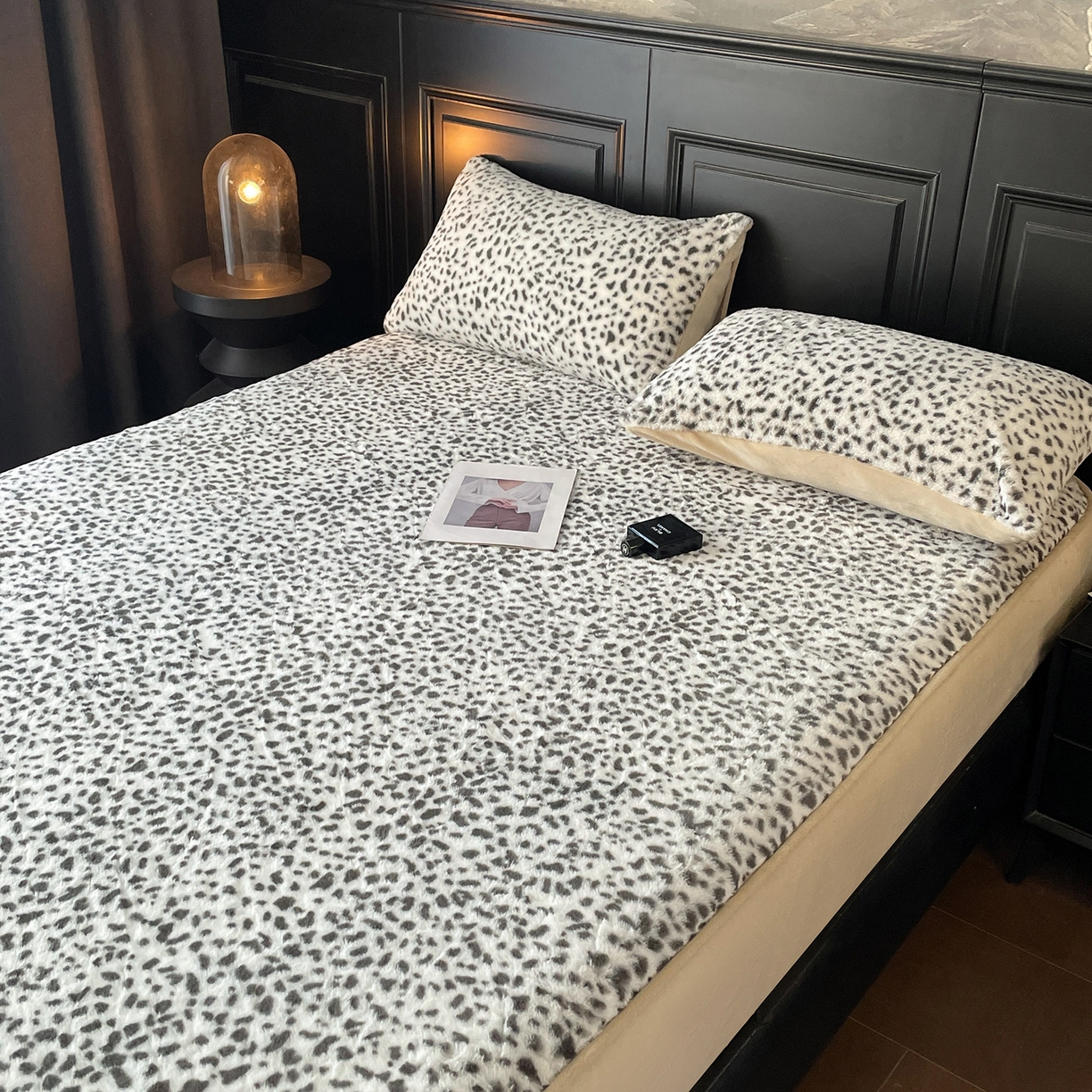 91家纺网 家纺一手货源 找家纺 库里梦家纺 2025新款美拉德托卡斯獭兔毛绒床笠三件套 豹点-白