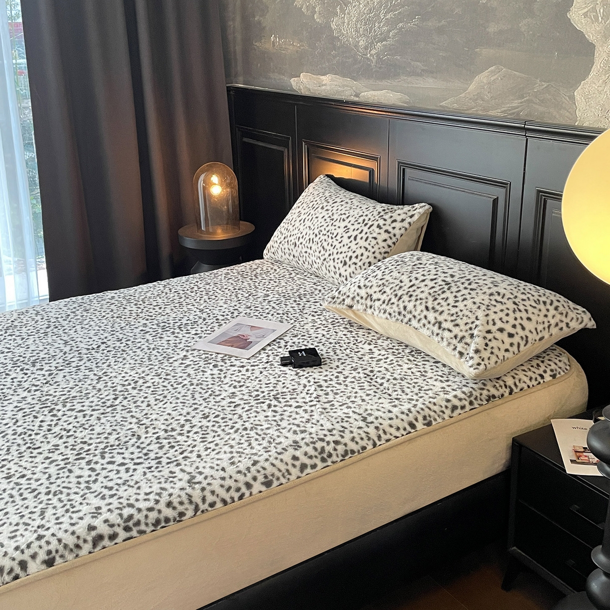 91家纺网 家纺一手货源 找家纺 库里梦家纺 2025新款美拉德托卡斯獭兔毛绒床笠三件套 豹点-白