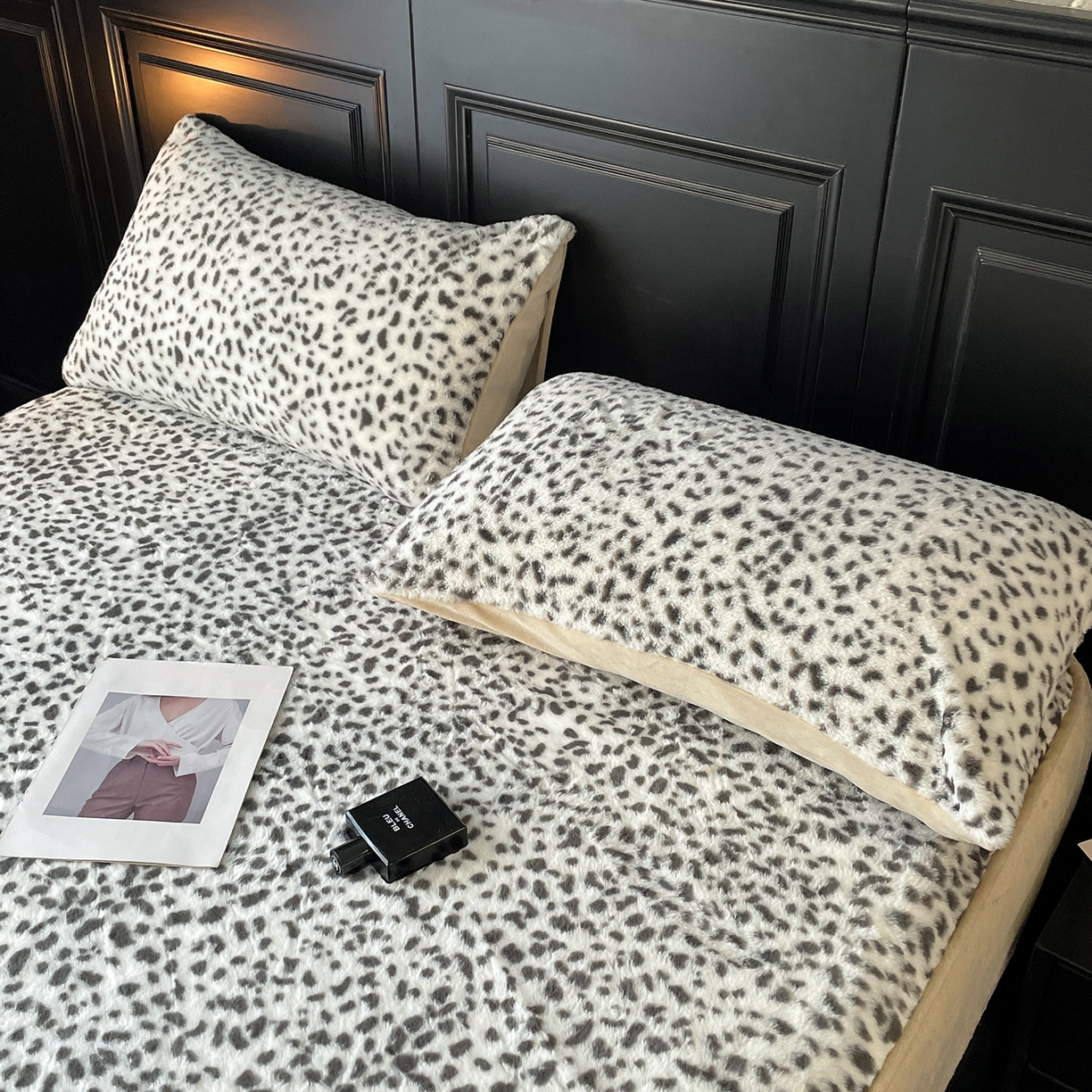 91家纺网 家纺一手货源 找家纺 库里梦家纺 2025新款美拉德托卡斯獭兔毛绒床笠三件套 豹点-白