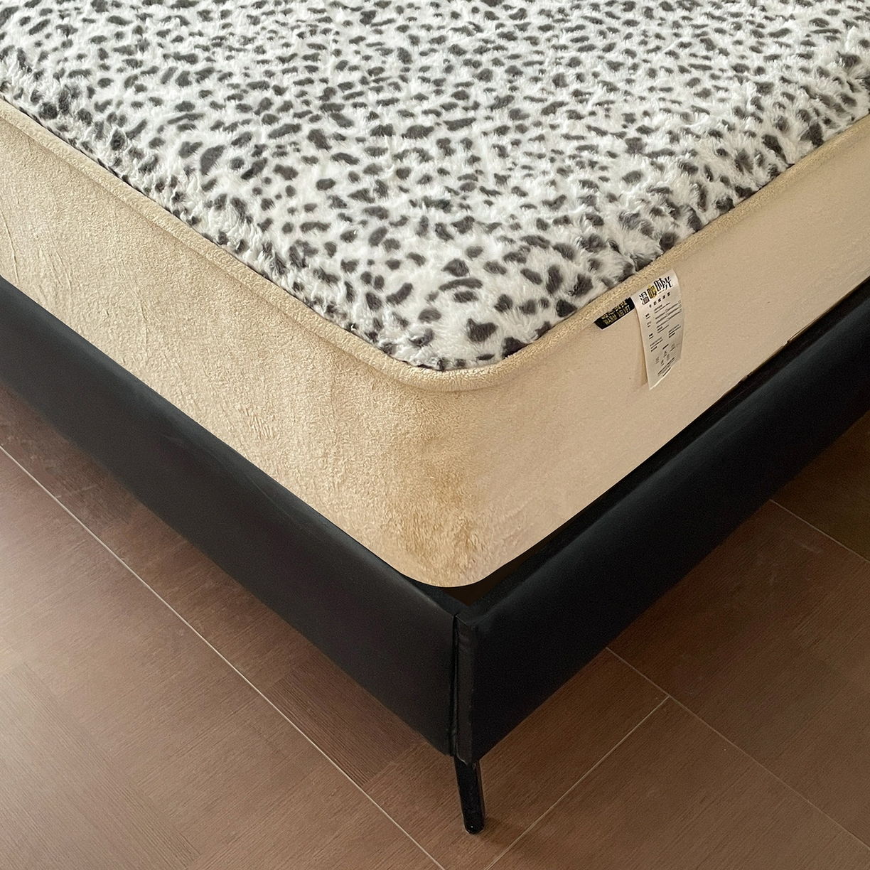 91家纺网 家纺一手货源 找家纺 库里梦家纺 2025新款美拉德托卡斯獭兔毛绒床笠三件套 豹点-白